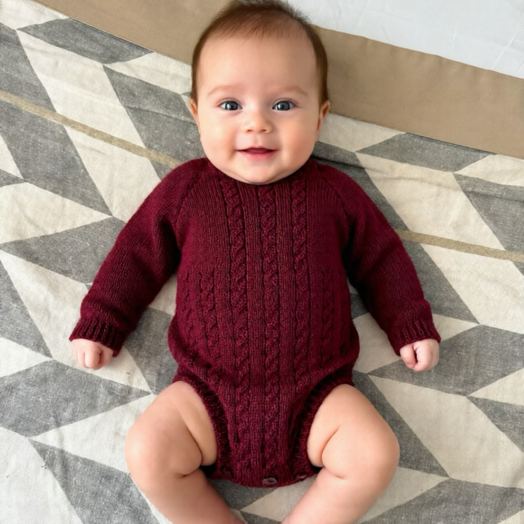 Pelele punto burdeos